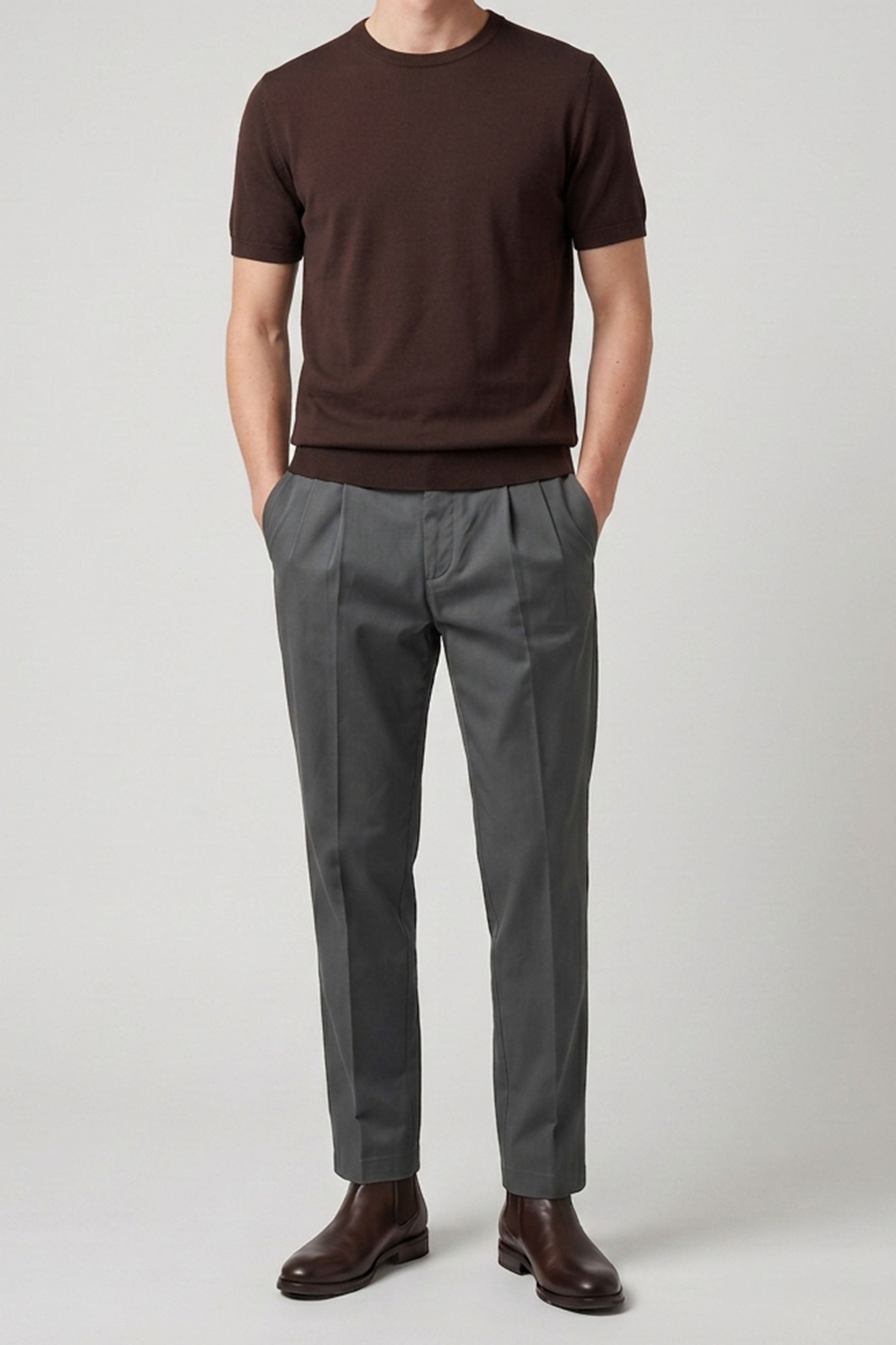 Camiseta masculina marrom de malha, modelagem regular, gola redonda e manga curta.