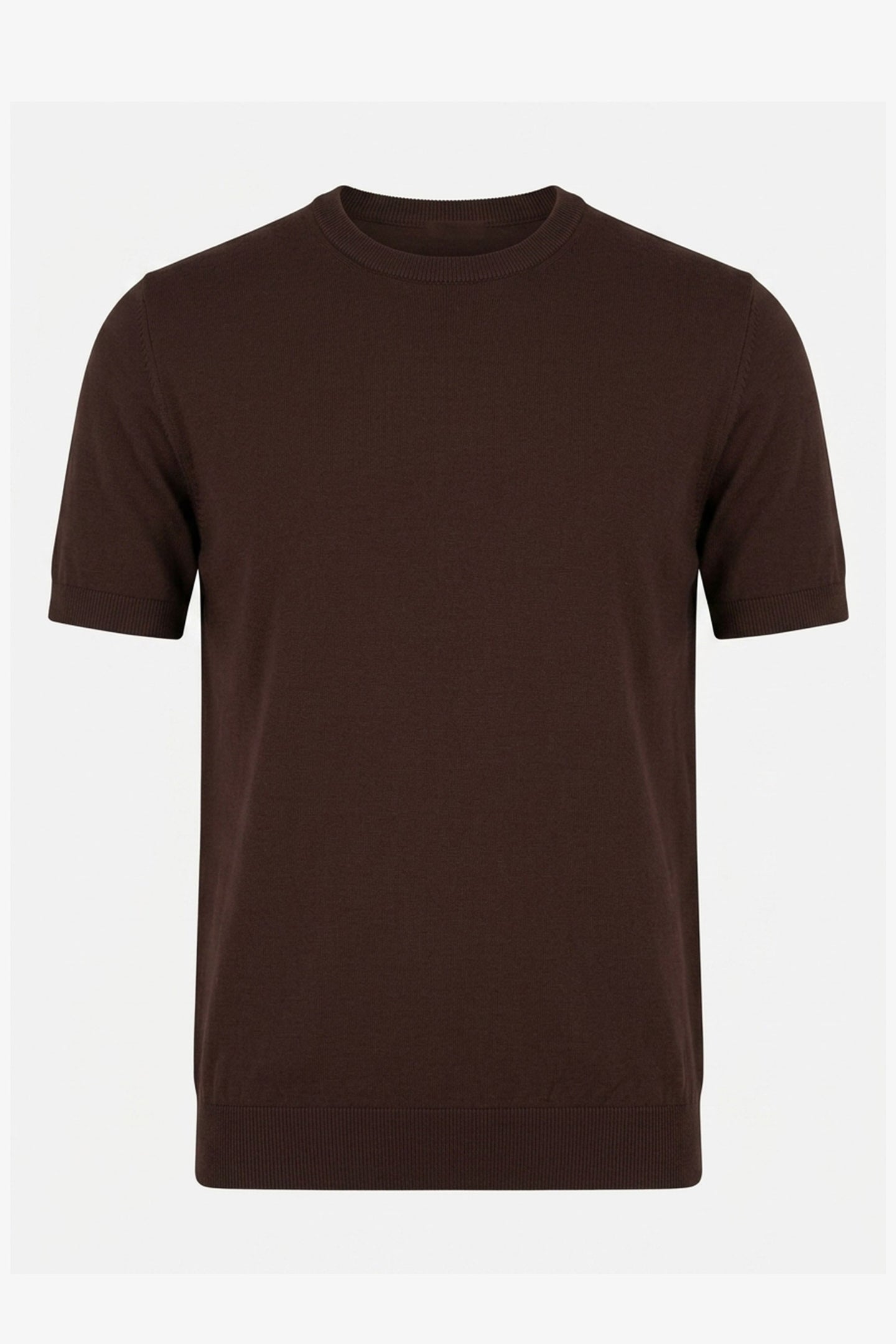 Camiseta masculina marrom de malha, modelagem regular, gola redonda e manga curta.