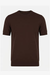 Camiseta masculina marrom de malha, modelagem regular, gola redonda e manga curta.