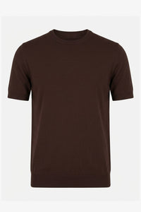 Camiseta masculina marrom de malha, modelagem regular, gola redonda e manga curta.