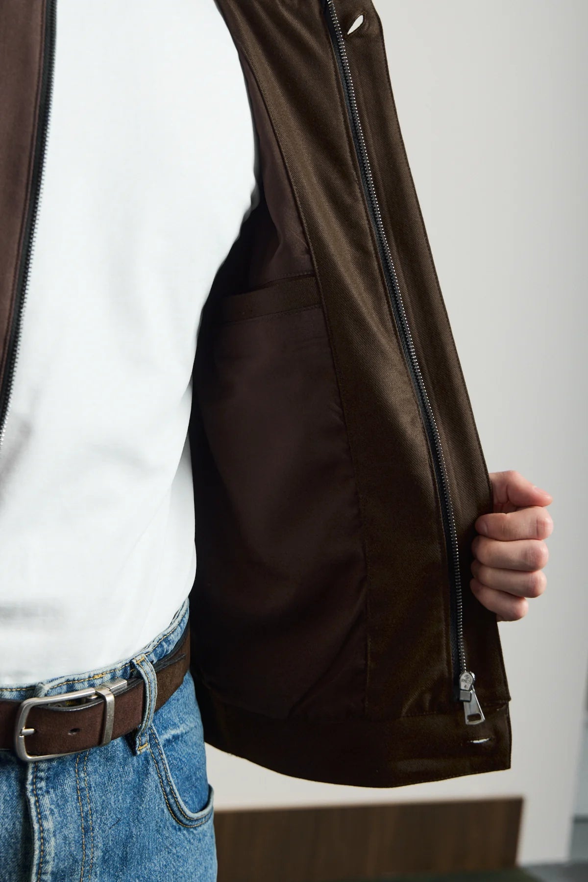 Jaqueta Bomber Masculina Marrom Minimalista e Elegante