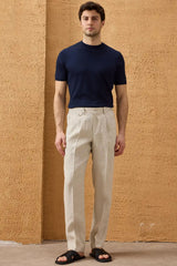 Conjunto masculino de jaqueta de linho marrom com zíper e calça bege, look casual elegante para o verão.