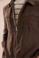 Conjunto masculino de jaqueta de linho marrom com zíper e calça bege, look casual elegante para o verão.
