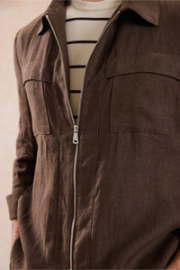 Conjunto masculino de jaqueta de linho marrom com zíper e calça bege, look casual elegante para o verão.