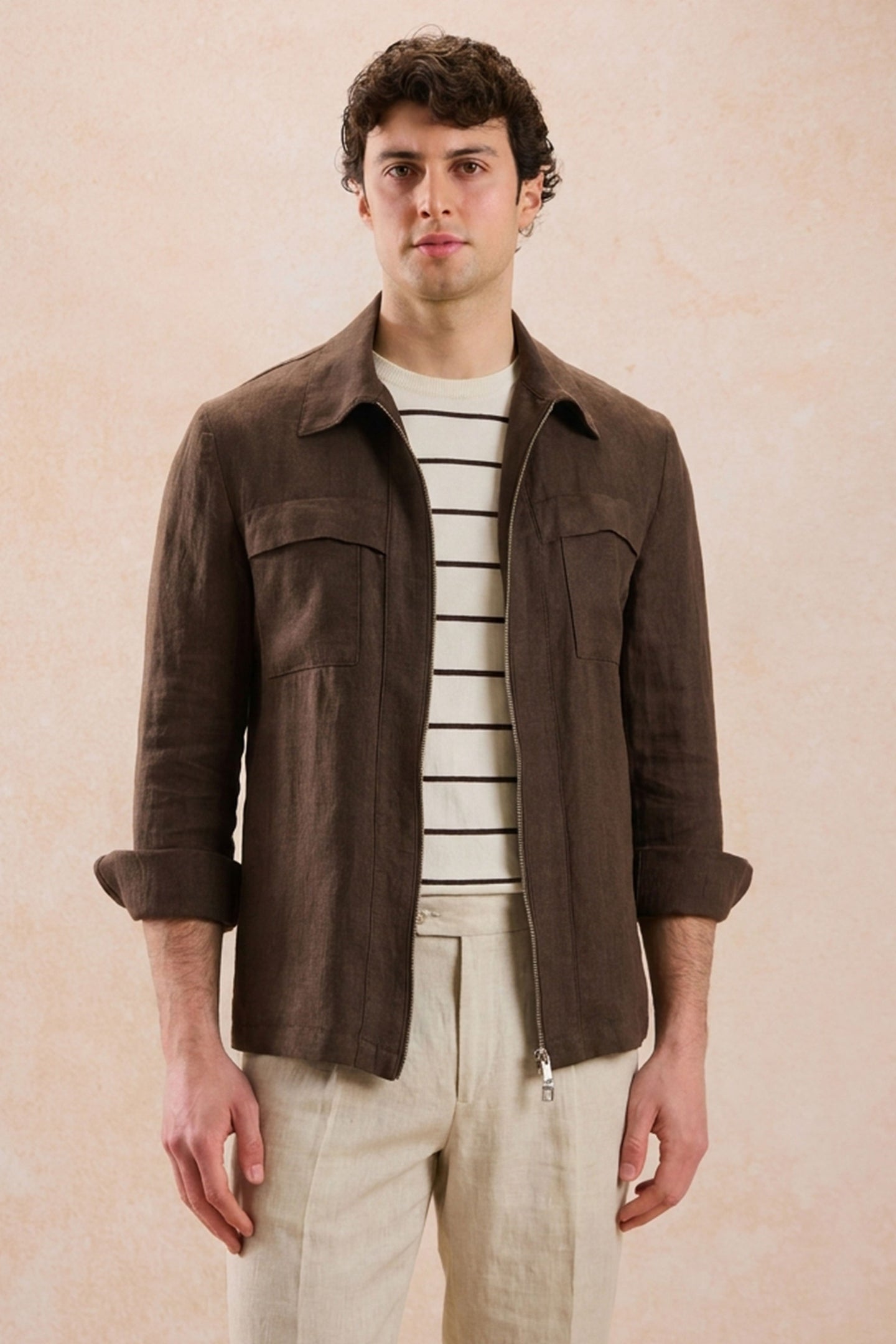 Conjunto masculino de jaqueta de linho marrom com zíper e calça bege, look casual elegante para o verão.