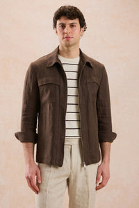 Conjunto masculino de jaqueta de linho marrom com zíper e calça bege, look casual elegante para o verão.