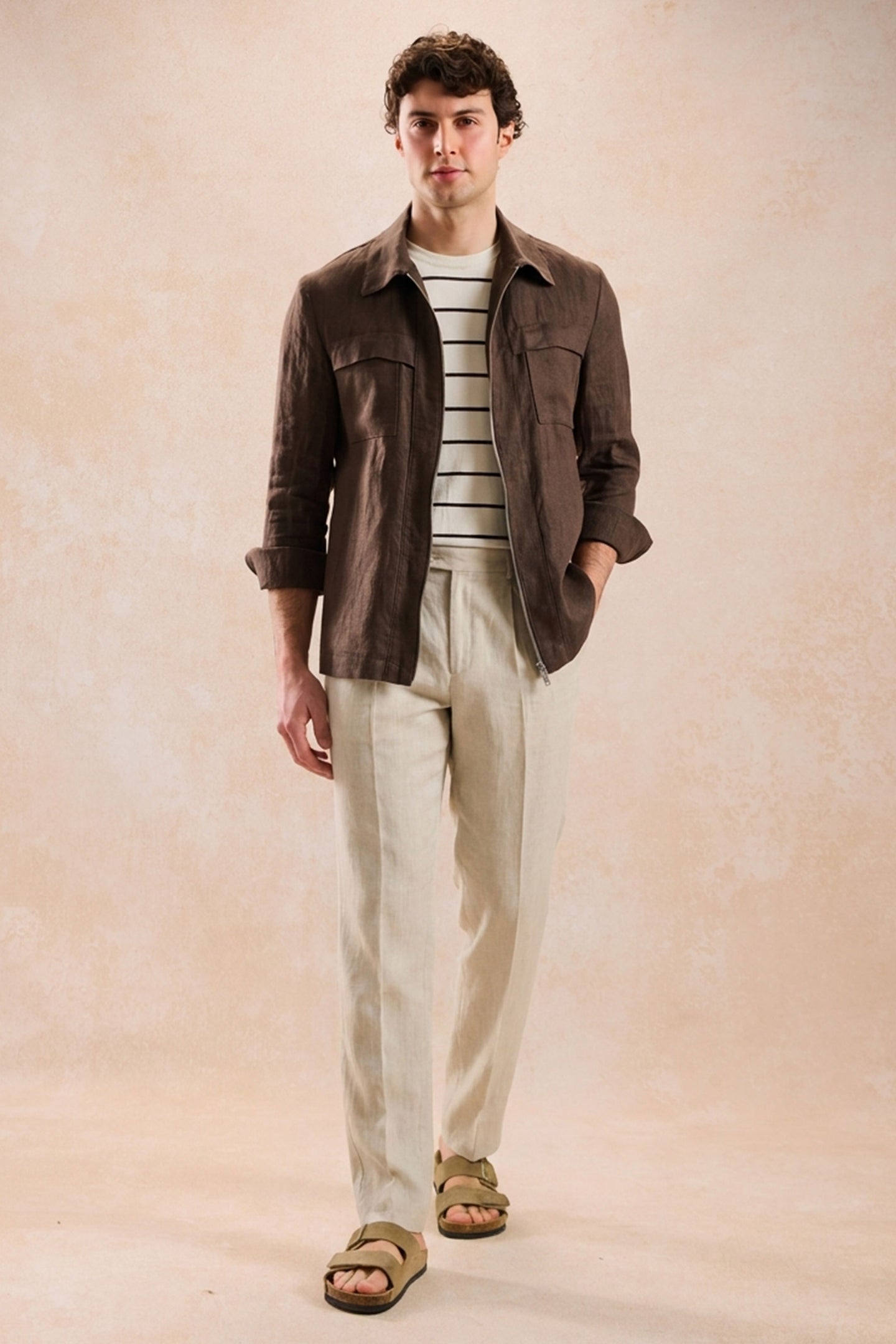 Conjunto masculino de jaqueta de linho marrom com zíper e calça bege, look casual elegante para o verão.