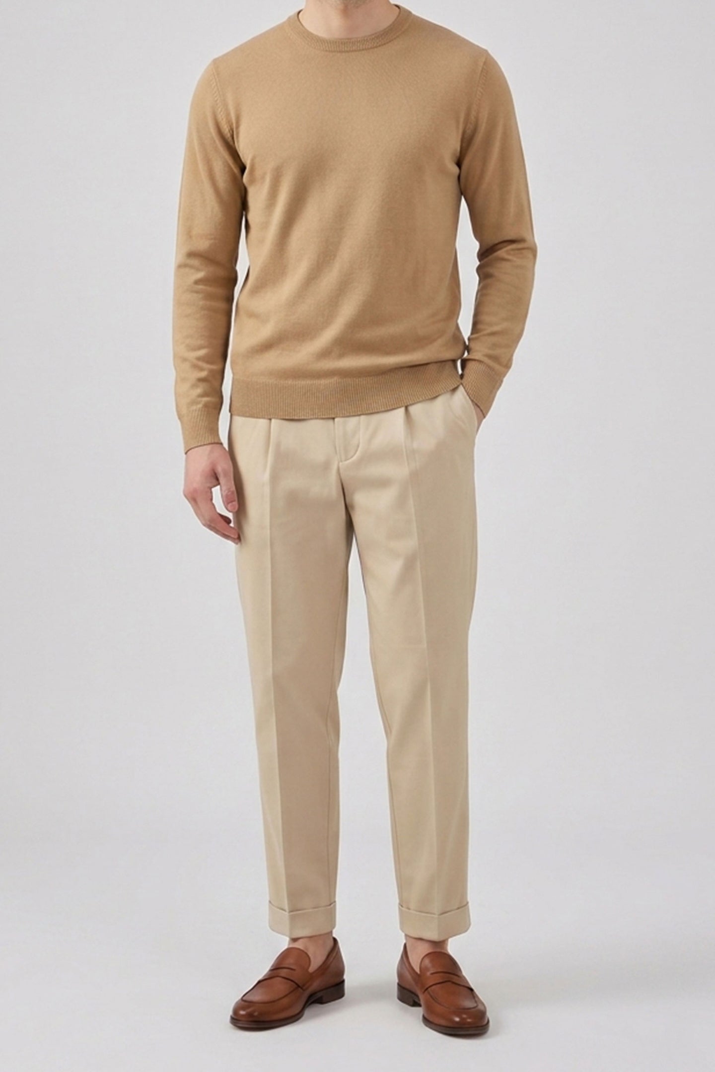 Suéter masculino marrom camelo com gola redonda e modelagem regular em malha.