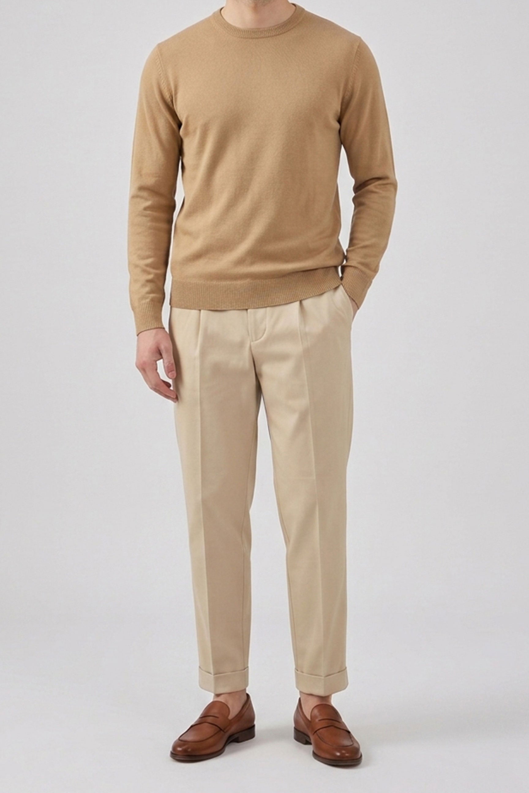 Suéter masculino marrom camelo com gola redonda e modelagem regular em malha.