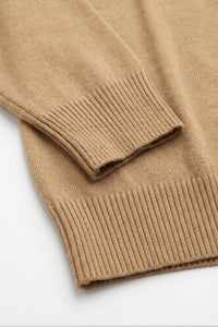 Suéter masculino marrom camelo com gola redonda e modelagem regular em malha.