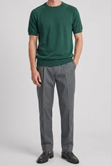 Camiseta masculina clássica verde de malha, manga curta e gola redonda.