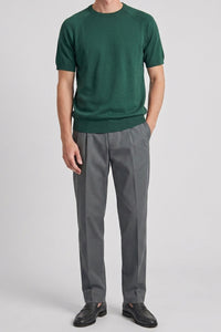 Camiseta masculina clássica verde de malha, manga curta e gola redonda.