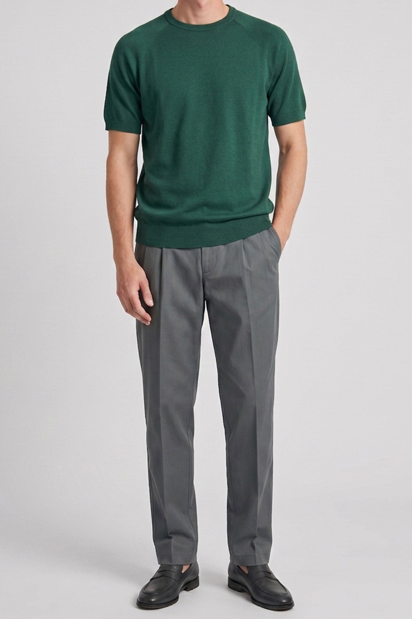 Camiseta masculina clássica verde de malha, manga curta e gola redonda.