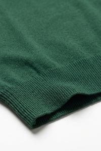 Camiseta masculina clássica verde de malha, manga curta e gola redonda.