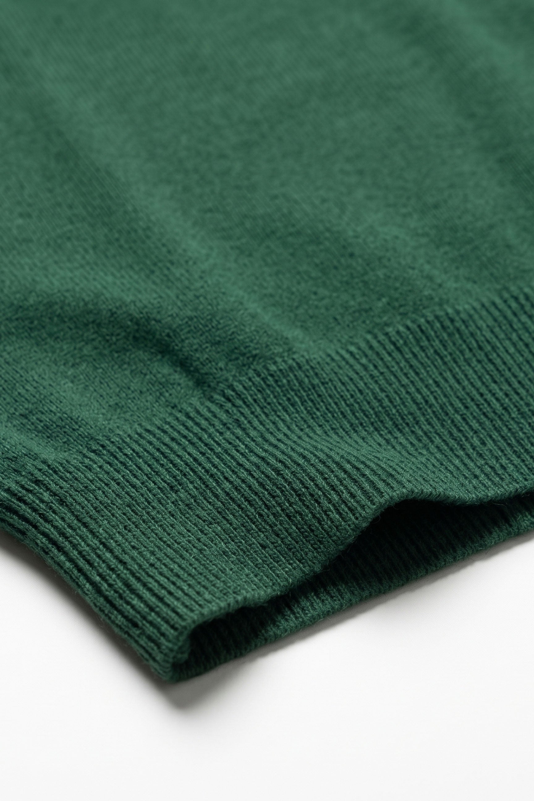 Camiseta masculina clássica verde de malha, manga curta e gola redonda.