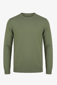Suéter masculino verde de gola redonda, modelagem regular, em malha.