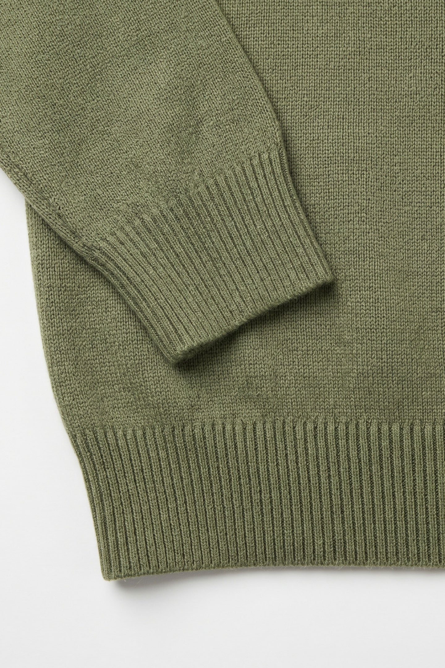 Suéter masculino verde de gola redonda, modelagem regular, em malha.