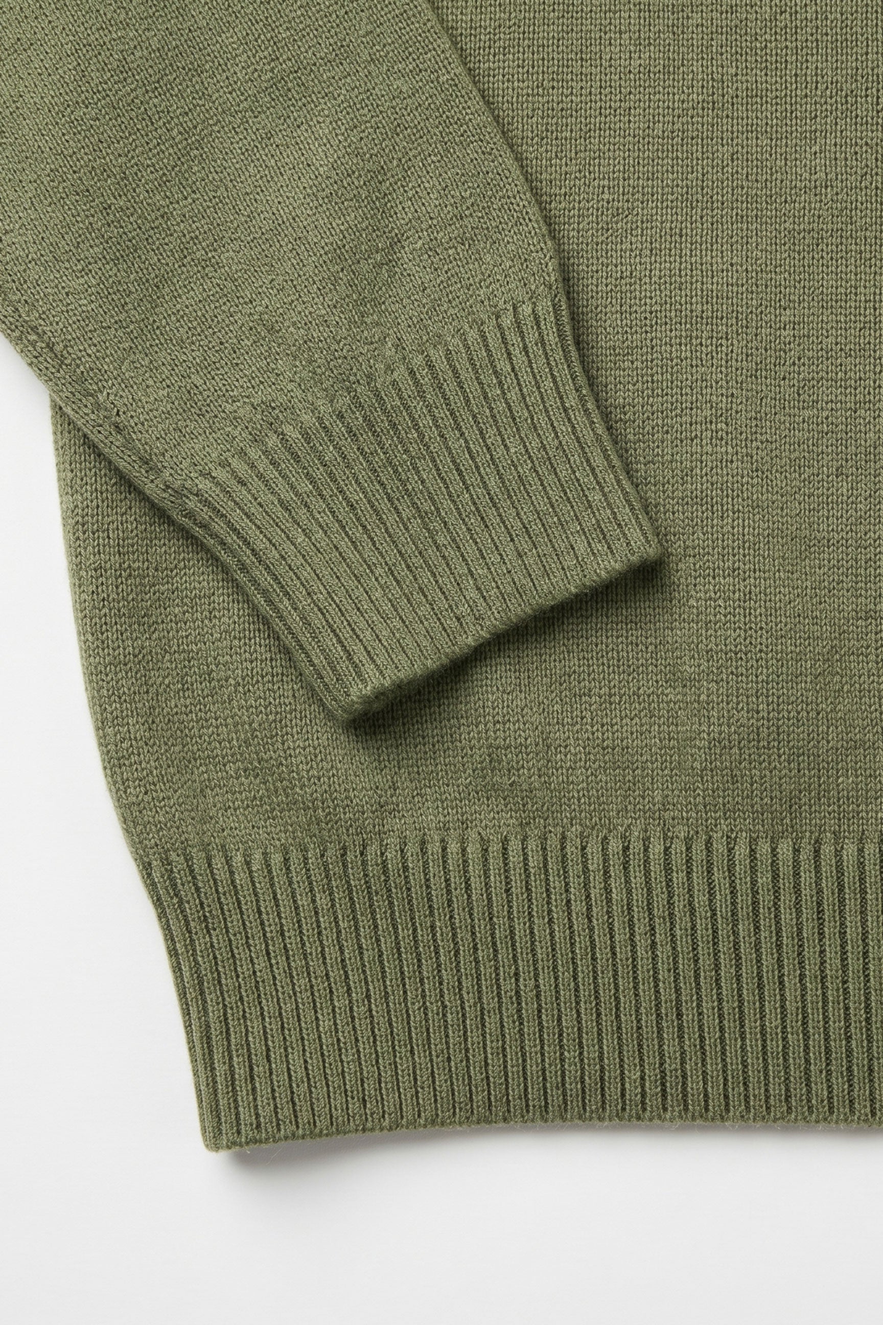 Suéter masculino verde de gola redonda, modelagem regular, em malha.