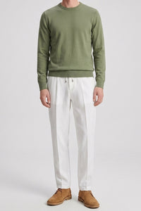 Suéter masculino verde de gola redonda, modelagem regular, em malha.