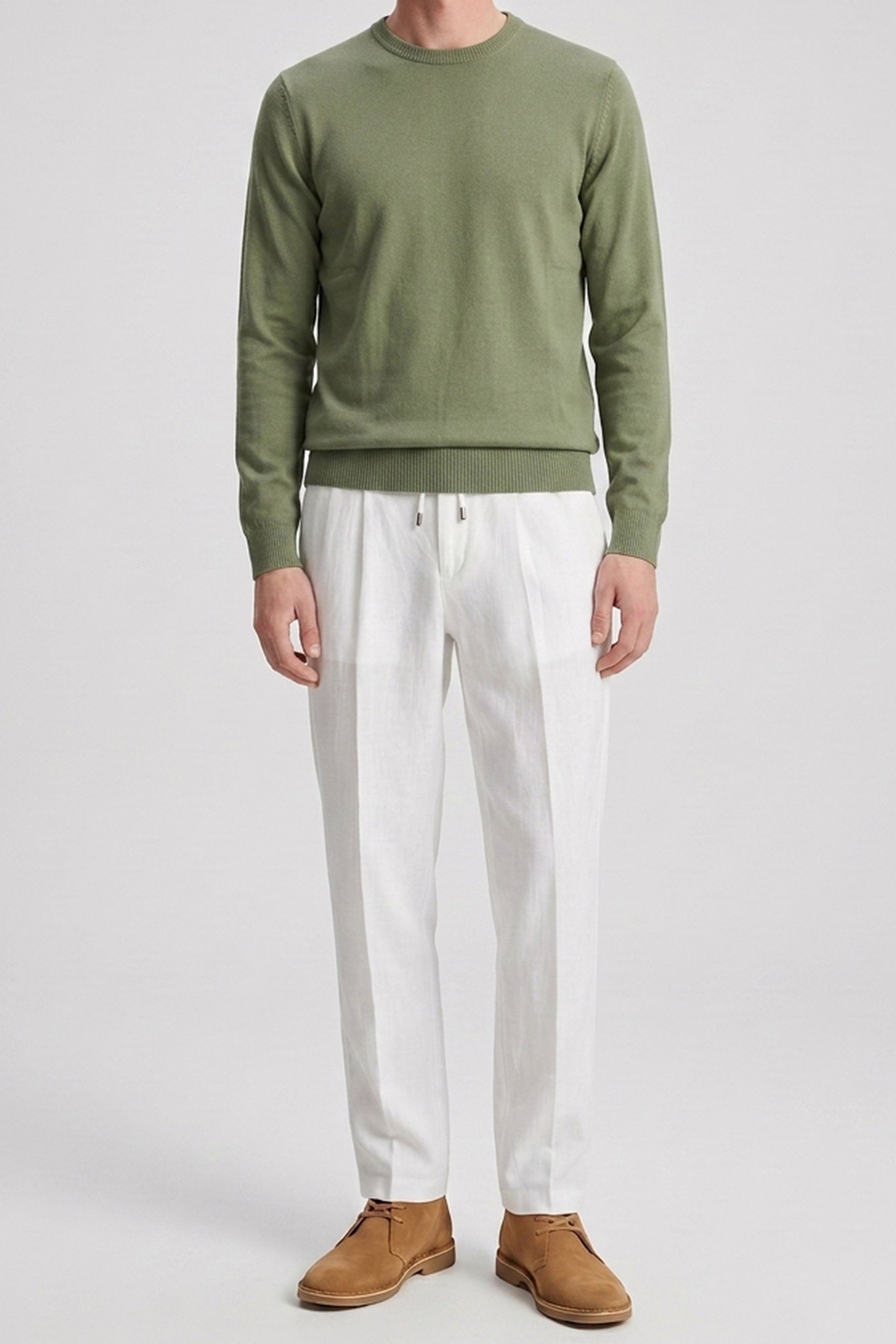 Suéter masculino verde de gola redonda, modelagem regular, em malha.