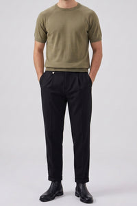 Camiseta masculina clássica de malha cáqui, manga curta e gola redonda.