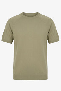 Camiseta masculina clássica de malha cáqui, manga curta e gola redonda.