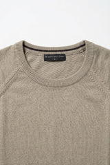 Camiseta masculina clássica de malha cáqui, manga curta e gola redonda.