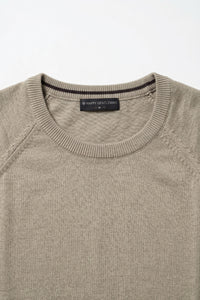Camiseta masculina clássica de malha cáqui, manga curta e gola redonda.