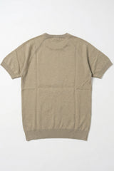 Camiseta masculina clássica de malha cáqui, manga curta e gola redonda.