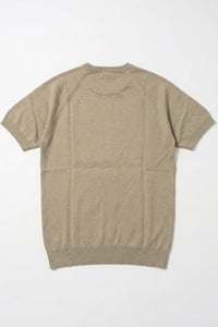 Camiseta masculina clássica de malha cáqui, manga curta e gola redonda.