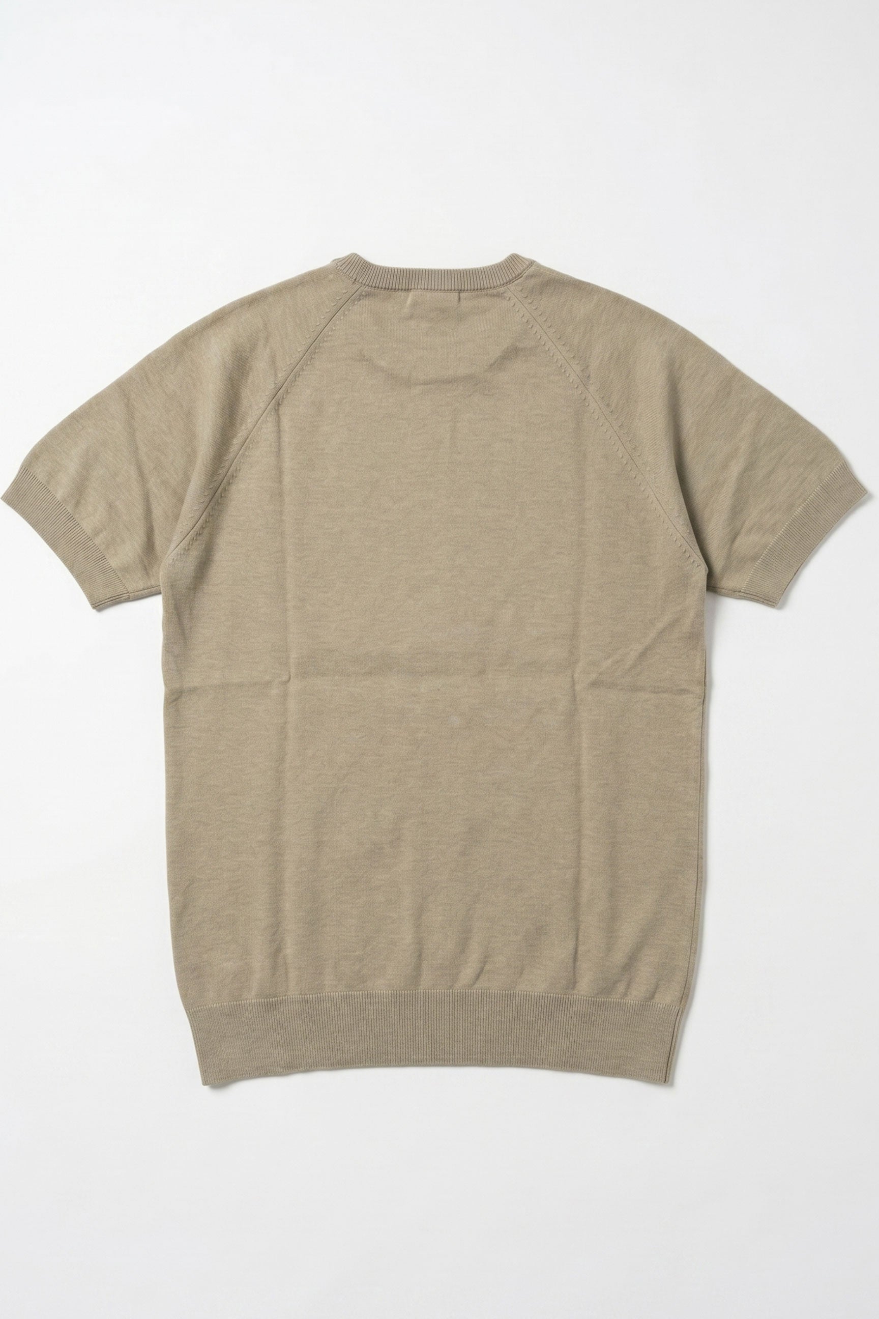 Camiseta masculina clássica de malha cáqui, manga curta e gola redonda.