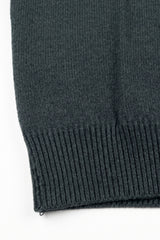 Suéter masculino de malha azul-marinho com gola redonda e modelagem regular.