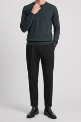 Suéter masculino de malha azul-marinho com gola redonda e modelagem regular.