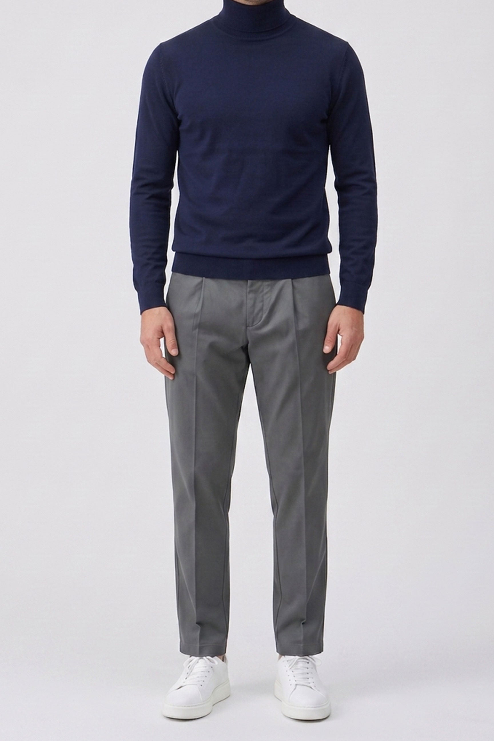 Suéter masculino de gola alta azul-marinho, em malha macia de viscose com mangas compridas.