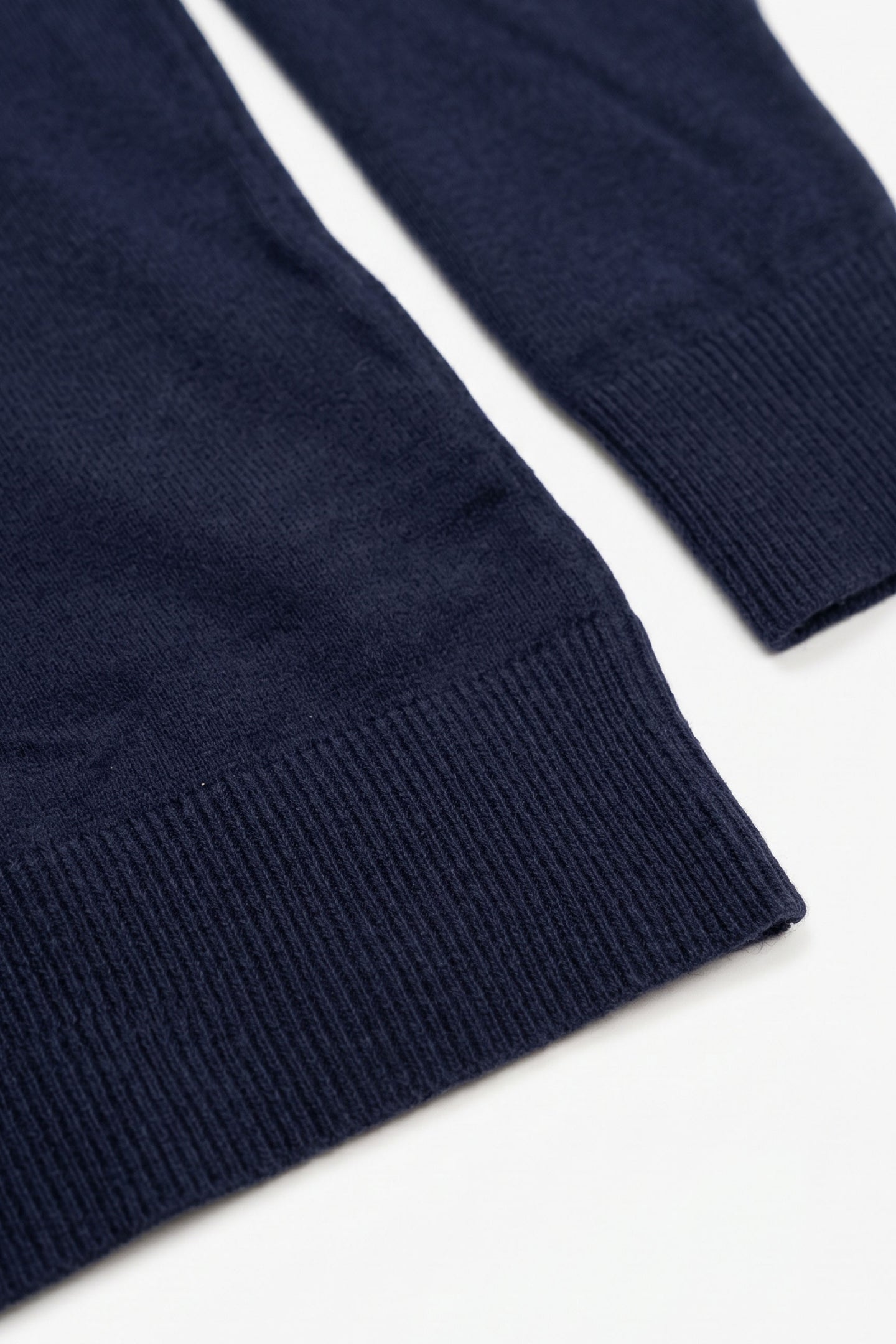 Suéter masculino de gola alta azul-marinho, em malha macia de viscose com mangas compridas.