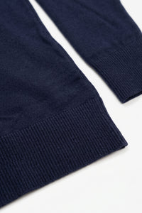 Suéter masculino de gola alta azul-marinho, em malha macia de viscose com mangas compridas.