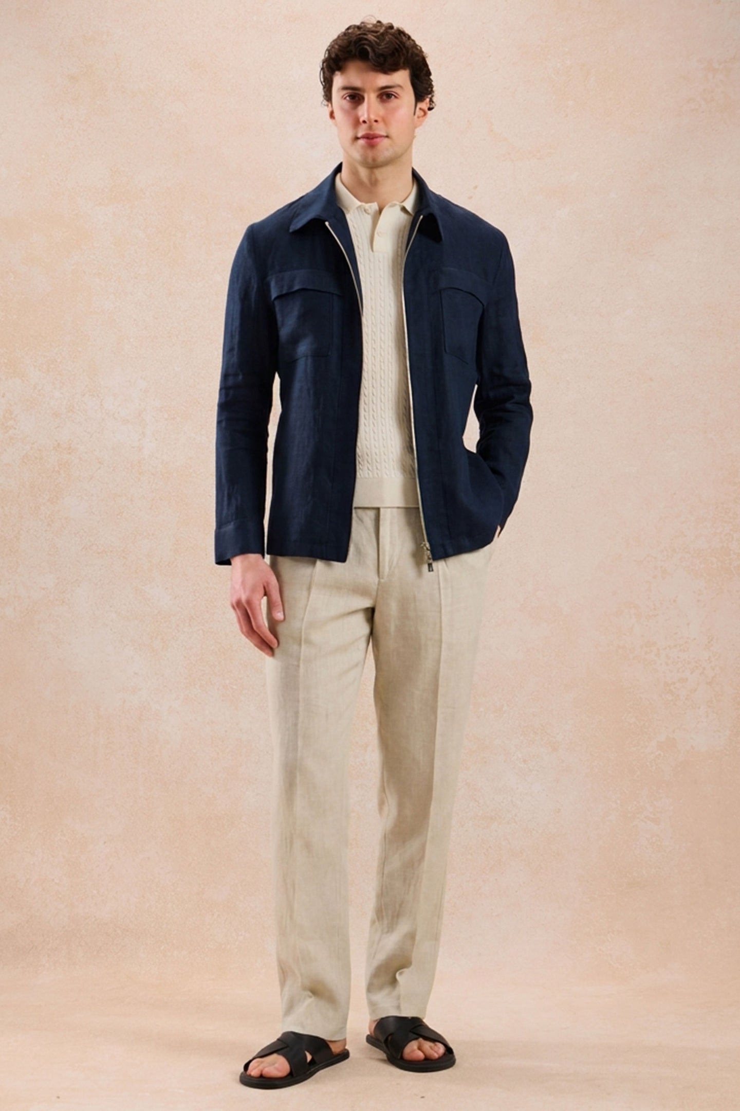 Conjunto masculino de blazer de linho azul-marinho com zíper e calça bege, estilo casual elegante para o verão.
