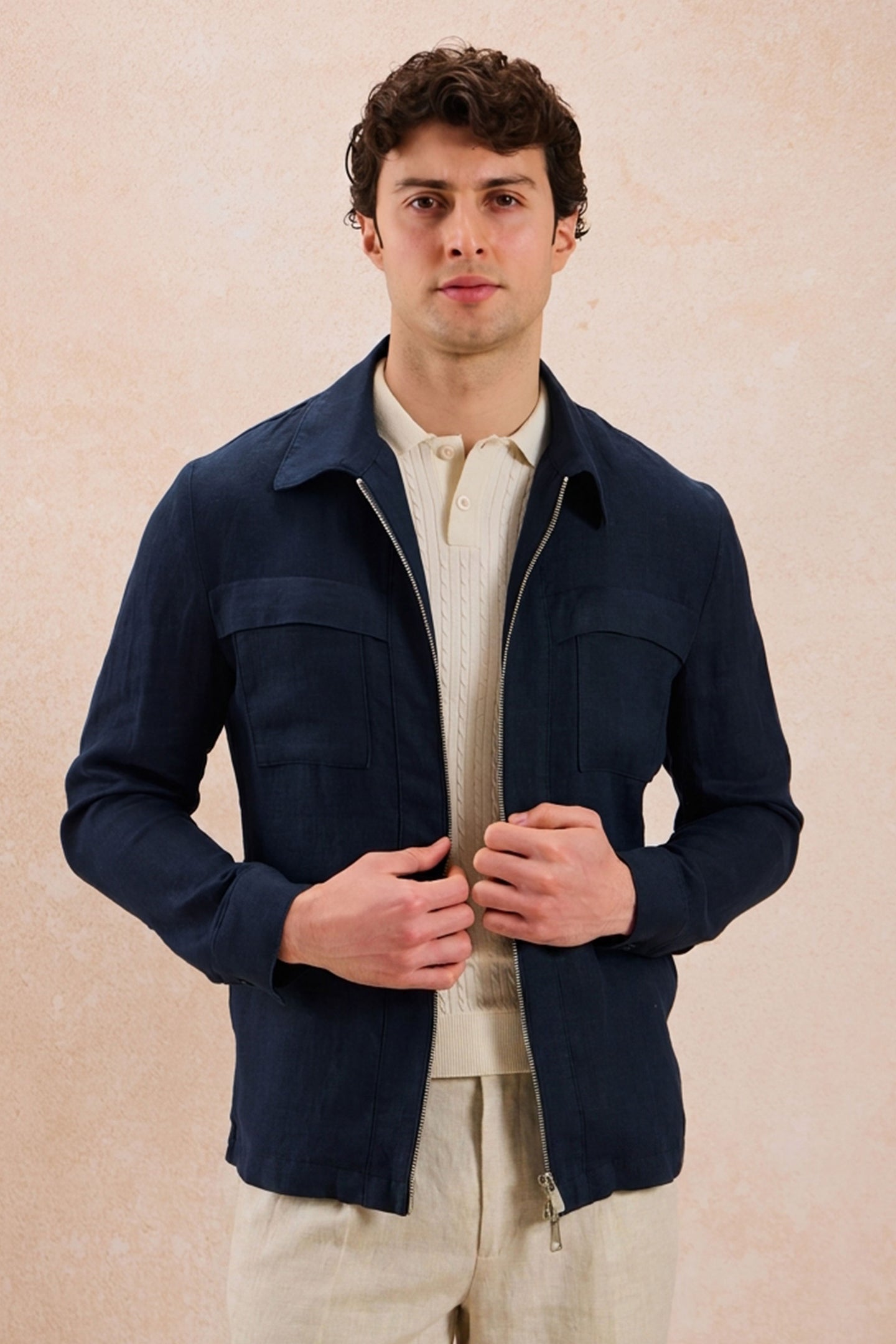 Conjunto masculino de blazer de linho azul-marinho com zíper e calça bege, estilo casual elegante para o verão.