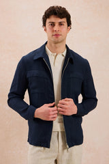 Conjunto masculino de blazer de linho azul-marinho com zíper e calça bege, estilo casual elegante para o verão.