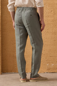 Conjunto masculino de jaqueta de linho azul-marinho com zíper e calça verde-sálvia, elegante e casual para o verão.