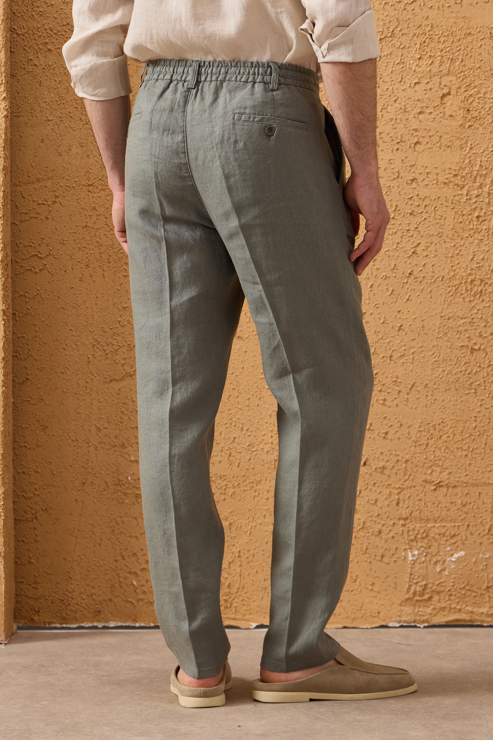 Conjunto masculino de jaqueta de linho azul-marinho com zíper e calça verde-sálvia, elegante e casual para o verão.