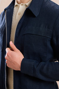 Conjunto masculino de jaqueta de linho azul-marinho com zíper e calça verde-sálvia, elegante e casual para o verão.