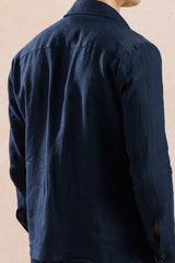 Conjunto masculino de jaqueta de linho azul-marinho com zíper e calça verde-sálvia, elegante e casual para o verão.
