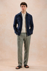 Conjunto masculino de jaqueta de linho azul-marinho com zíper e calça verde-sálvia, elegante e casual para o verão.