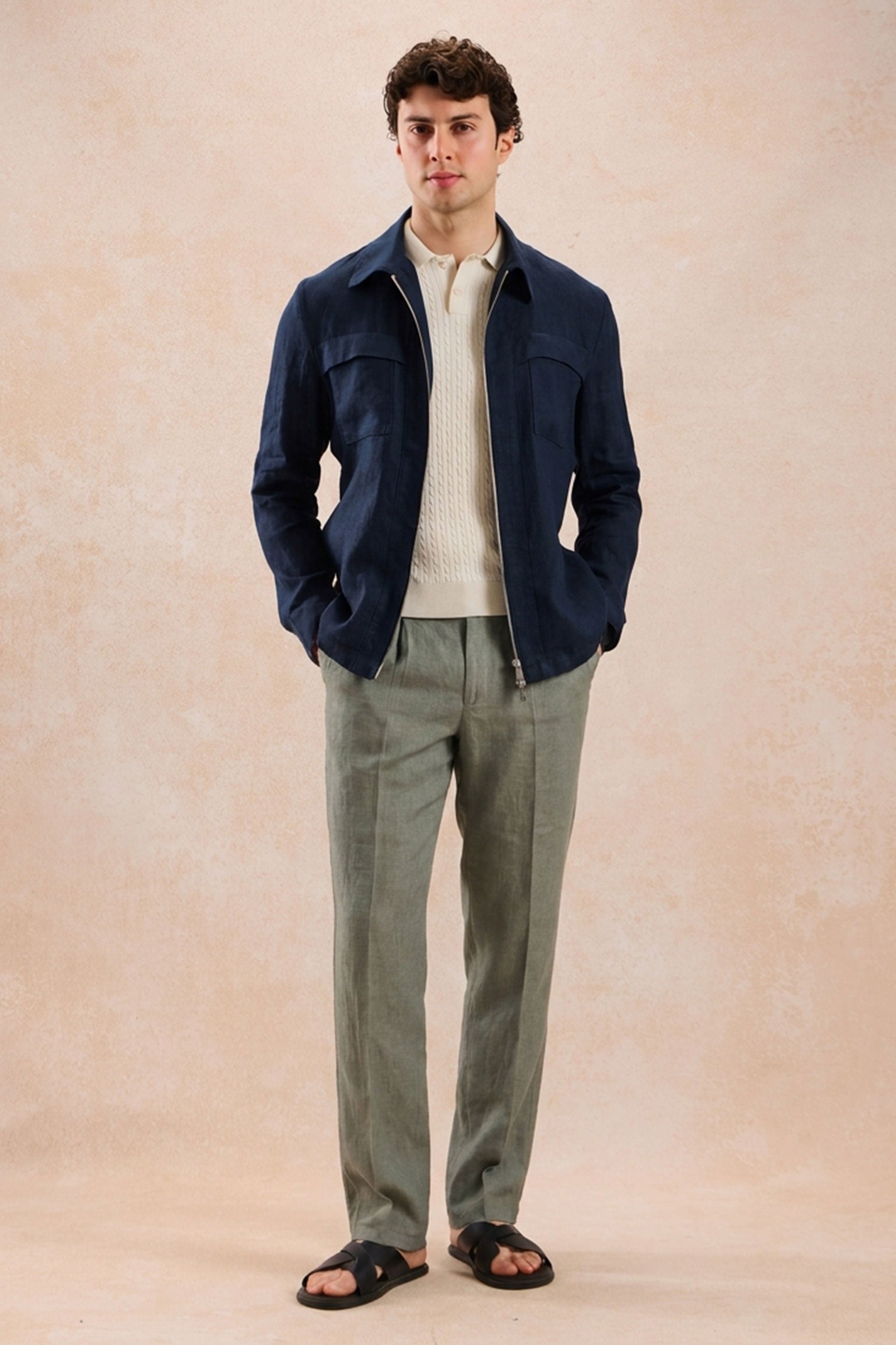Conjunto masculino de jaqueta de linho azul-marinho com zíper e calça verde-sálvia, elegante e casual para o verão.
