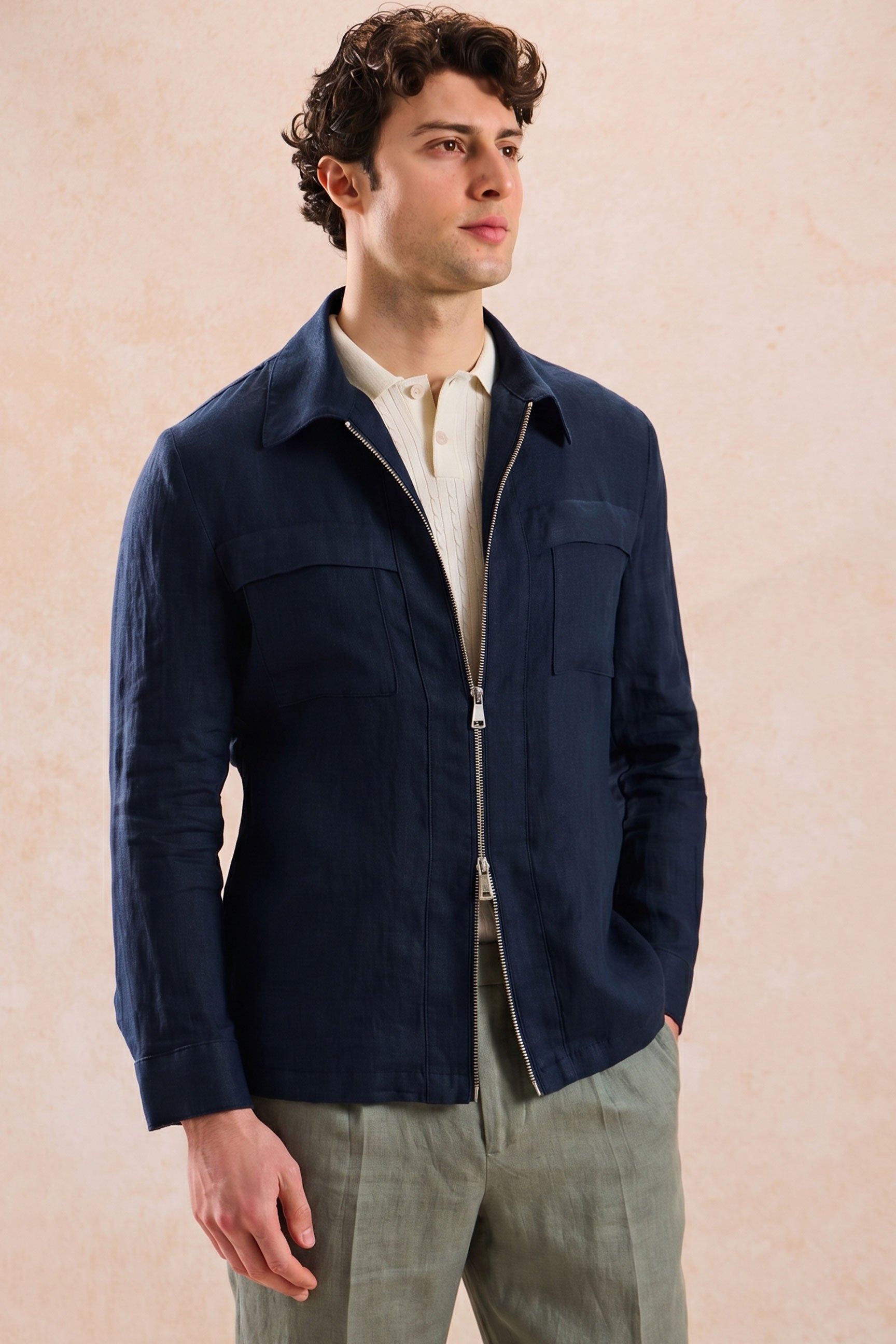 Conjunto masculino de jaqueta de linho azul-marinho com zíper e calça verde-sálvia, elegante e casual para o verão.