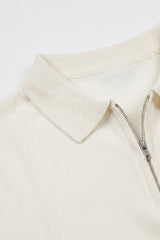 Camisa polo masculina Off White de malha com zíper no pescoço e manga curta em tecido macio.