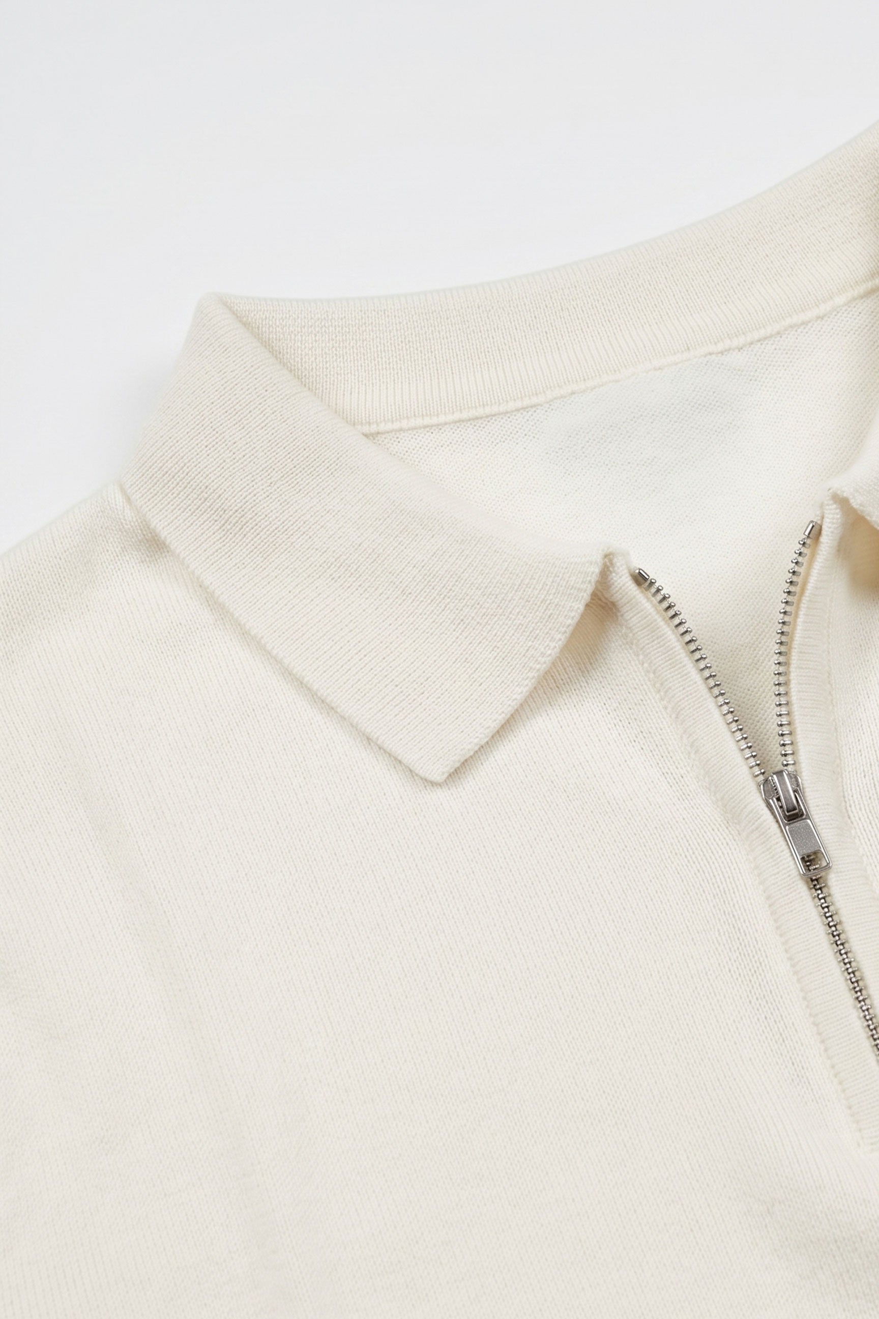 Camisa polo masculina Off White de malha com zíper no pescoço e manga curta em tecido macio.