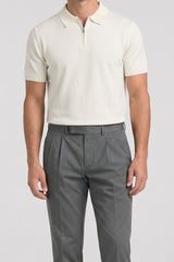 Camisa polo masculina Off White de malha com zíper no pescoço e manga curta em tecido macio.