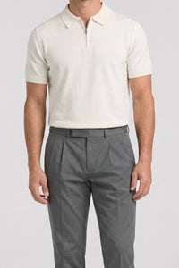 Camisa polo masculina Off White de malha com zíper no pescoço e manga curta em tecido macio.